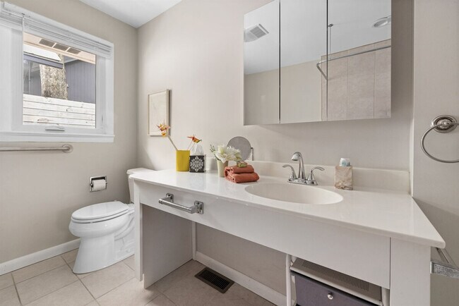 Building Photo - 500 Oak Ave