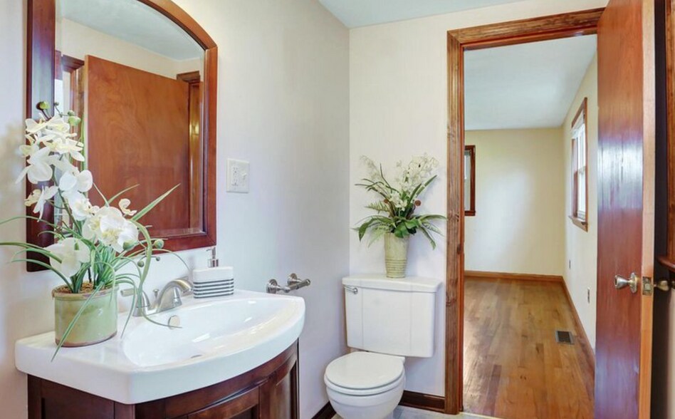 1/2 Bath - 407 Mount Allen Drive