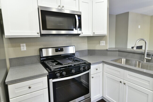 Building Photo - Gorgeous 4BED/2.5 BATH 2 Story Home Locate...