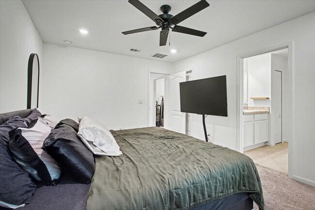 Building Photo - Refined Living at Its Finest | Renovated 3BR Townhome in Jacksonville