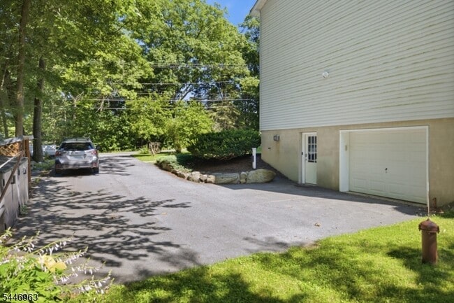 Building Photo - 2057 Lakeside Dr W