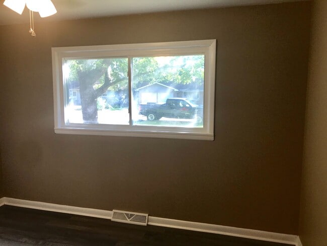 Building Photo - Updated SE Springfield Home -Available Now