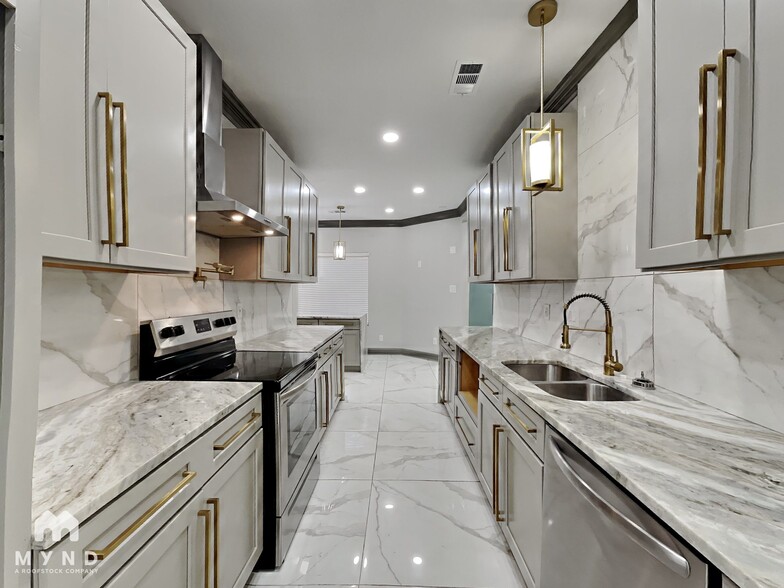 Building Photo - 5373 Solitaire Way