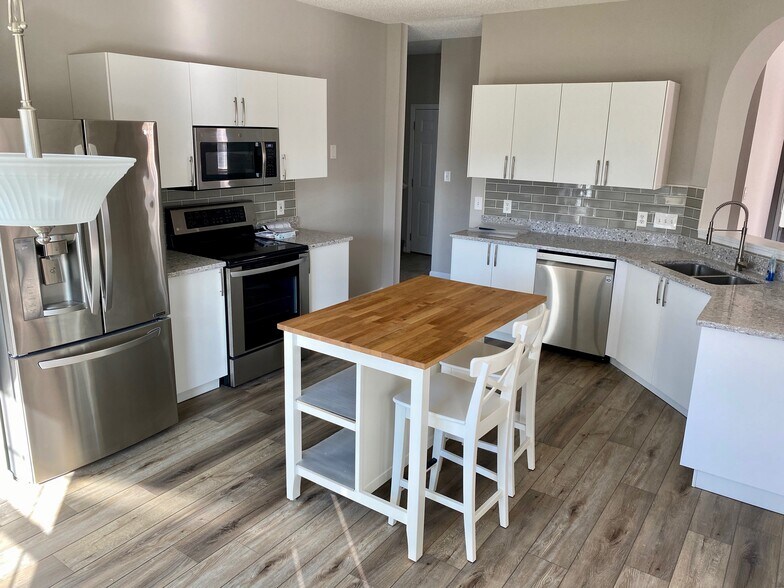 Fully remodeled and modernized kitchen with hardwood flooring, stainless steel appliances, and brand new cabinetry! - 1914 Conifer Cir