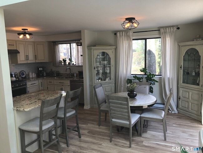 Building Photo - 355 Ledge Dr