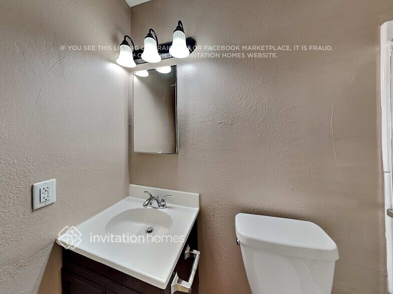 Building Photo - 2933 W Grovers Ave