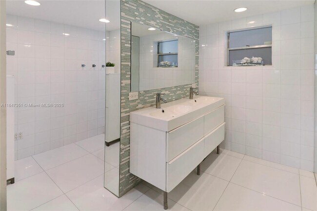 Building Photo - 220 Kings Point Dr