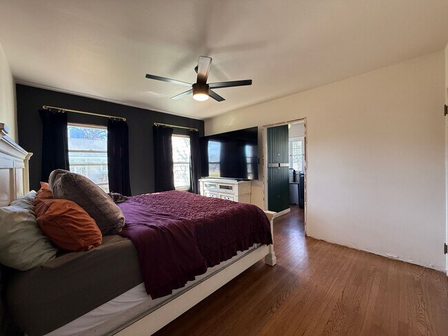 Building Photo - 3 Bedroom, 2 Bathroom charming Craftsman Style Home nestled in the heart of Tulare, CA