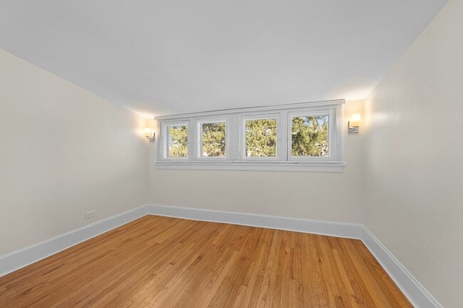 Building Photo - 823 Deerfield Rd