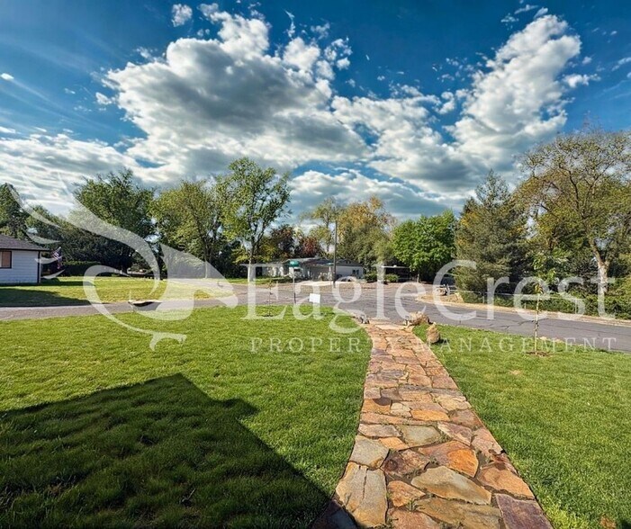 Building Photo - Charming 2 Bed, 2 Bath Home with Updated Kitchen & Outdoor Living Space