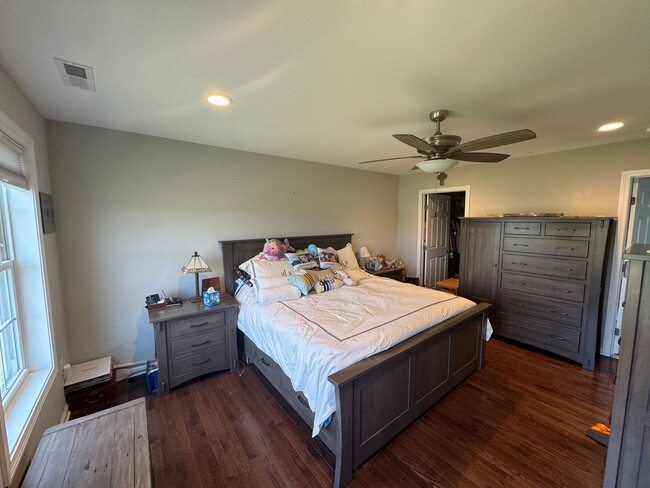Building Photo - Beautiful 4 Bedroom Colonial