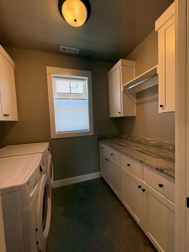 Building Photo - 426 Frontier Ct