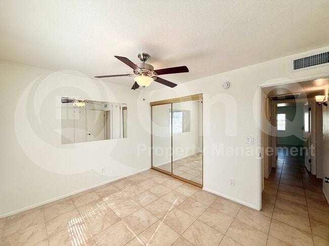 Building Photo - 5417 S Mitchell Dr