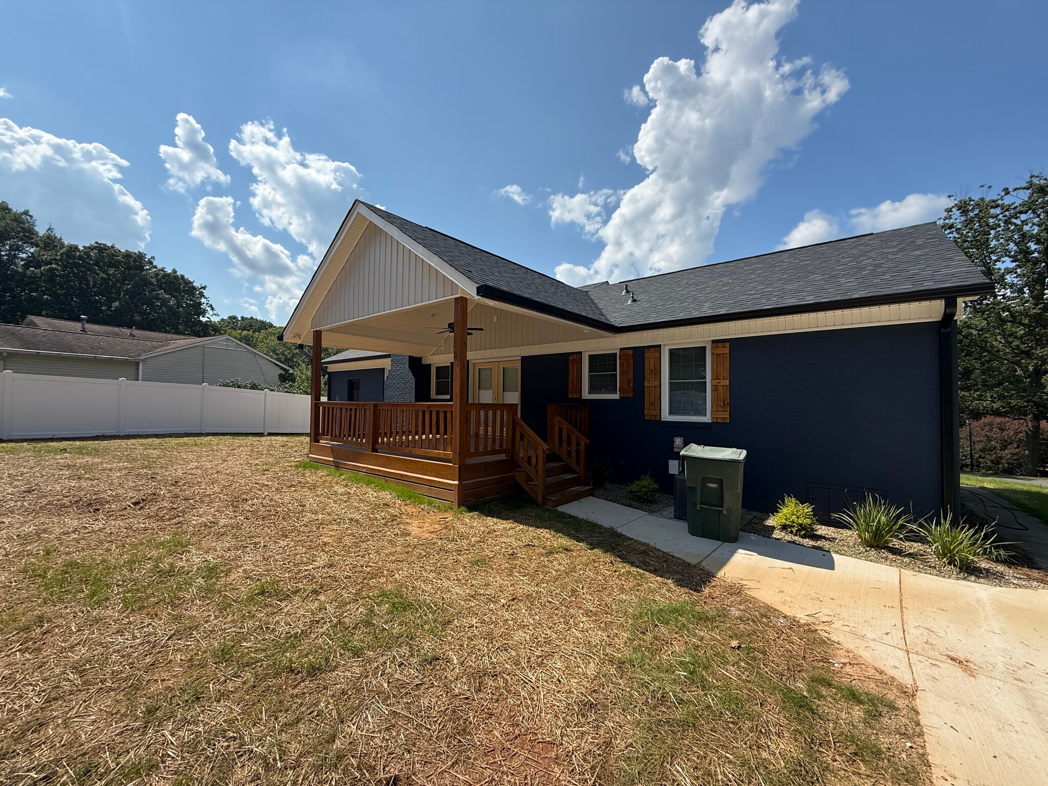Building Photo - 725 Brookside Dr