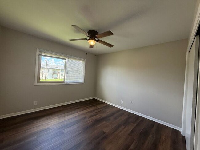 Building Photo - 2 Bedroom Unit was recently renovated. Liv...