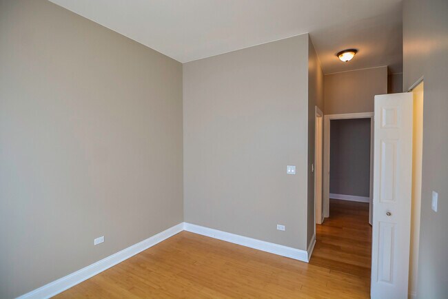 Building Photo - 4006 N Kilbourn Ave