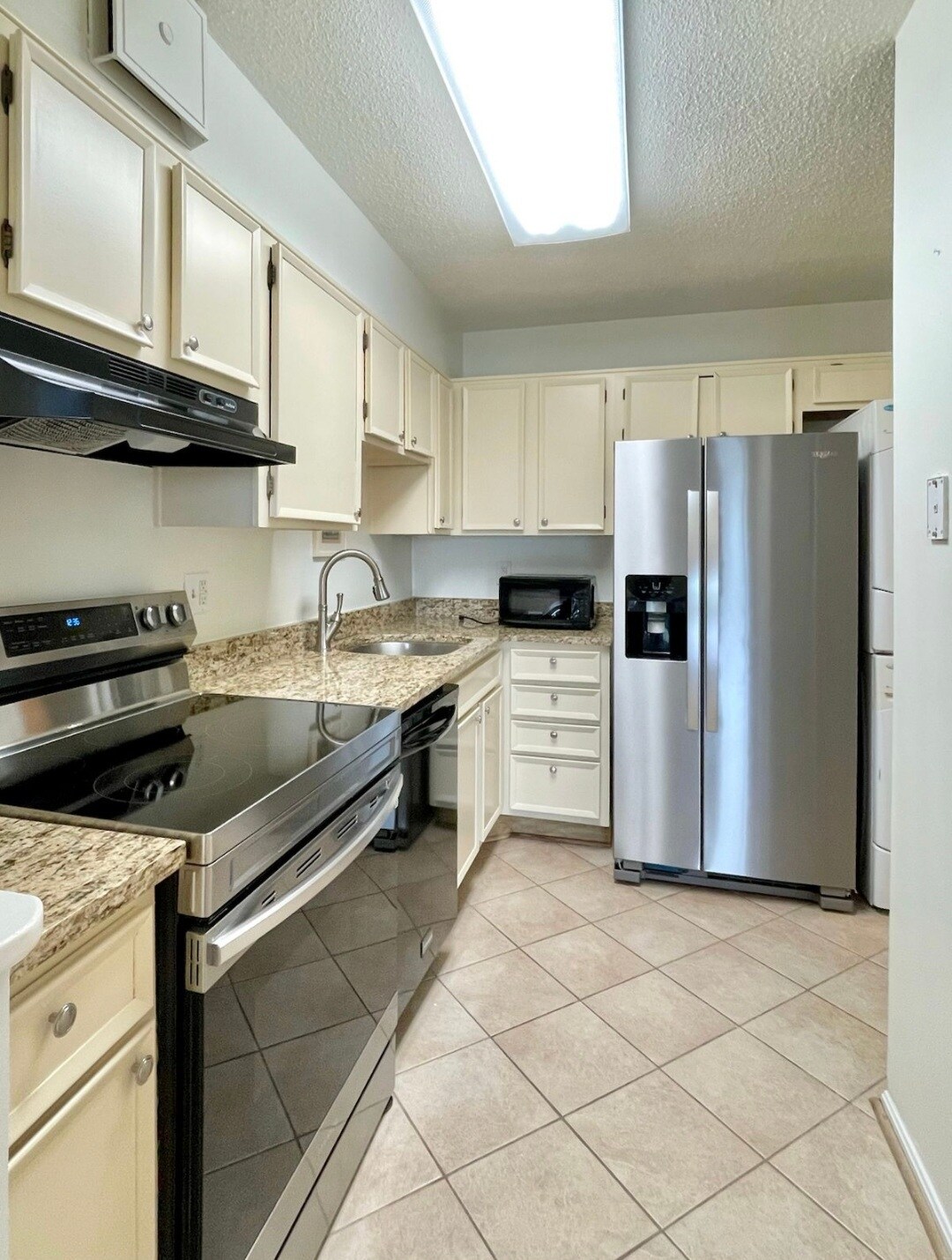 Building Photo - 5901 Mount Eagle Dr