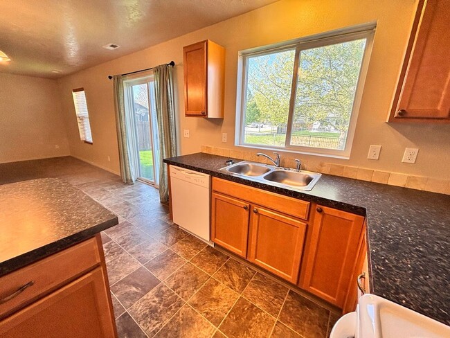 Building Photo - Ready for Move In - Cedar Creek Spacious L...