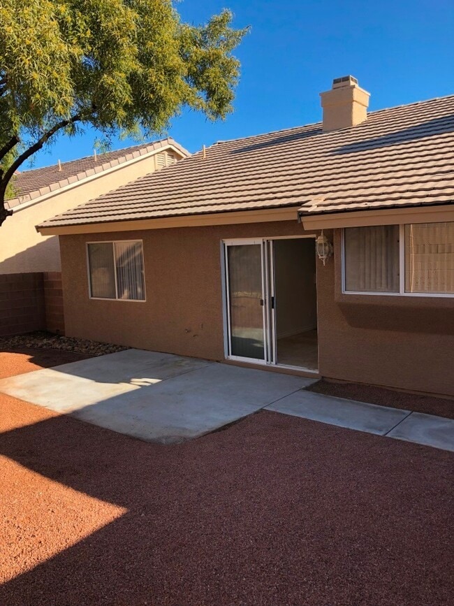 Building Photo - Beautiful Single Story Home