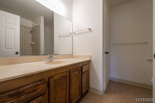 Building Photo - $2900 / 2 Bed/ 1 Bath/ 2 Parking IN HIDDEN VALLEY ESTATES