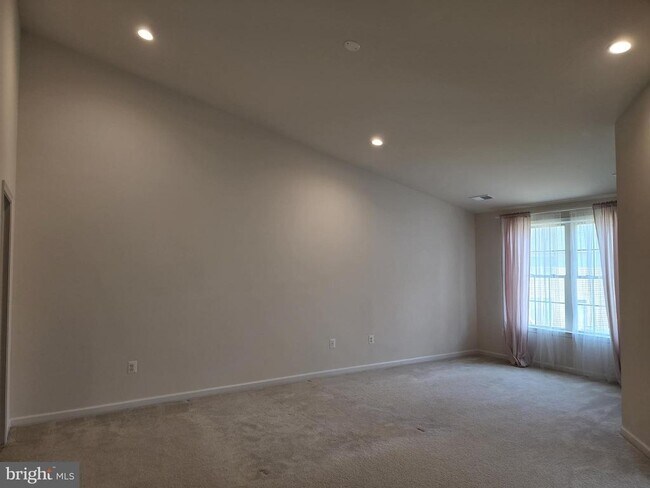 Building Photo - 25020 Cambridge Hl Ter