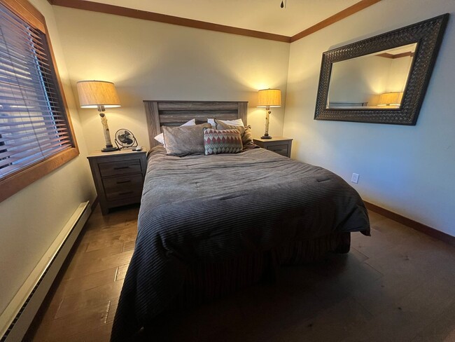 Building Photo - Nicely Remodeled Fully Furnished Condo