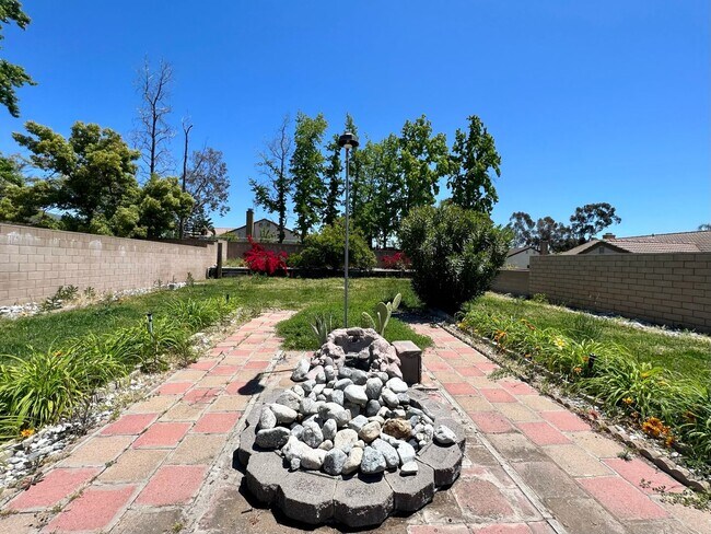 Building Photo - Available Now! 3 Bedroom, 2 bathroom home ...