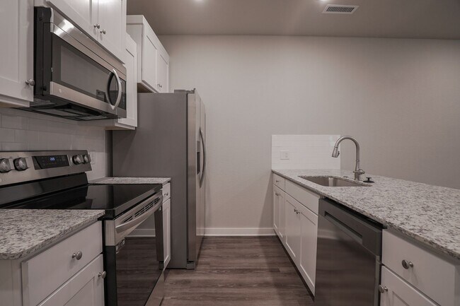 Building Photo - 608 N Salem Rd