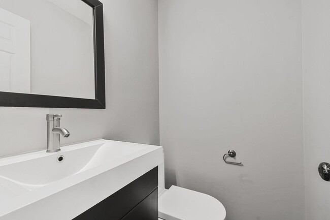 Building Photo - Fabulous Townhouse in Kenwood Forest II - ...