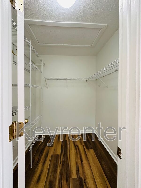 Building Photo - 10809 Topview Ln