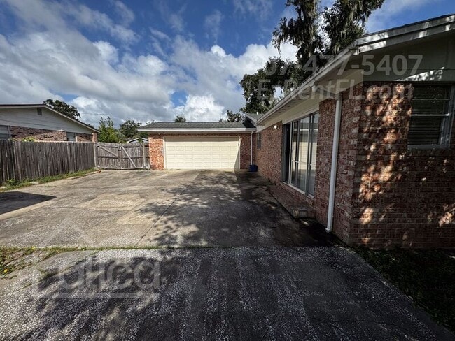 Building Photo - 2886 River Oak Dr
