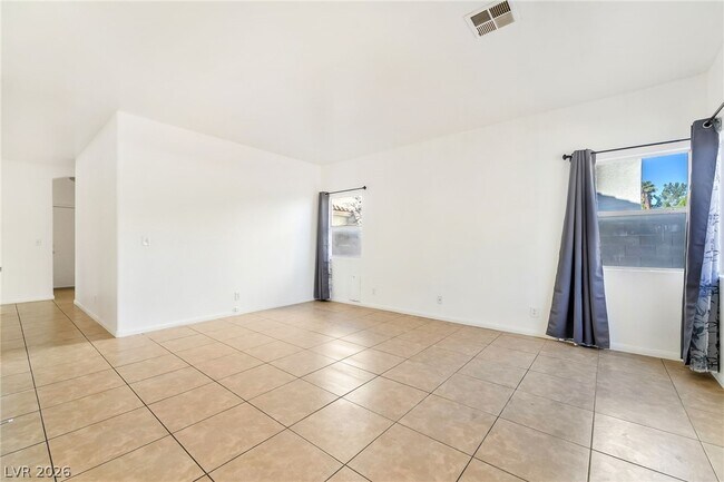 Building Photo - 1354 Silver Knoll Ave