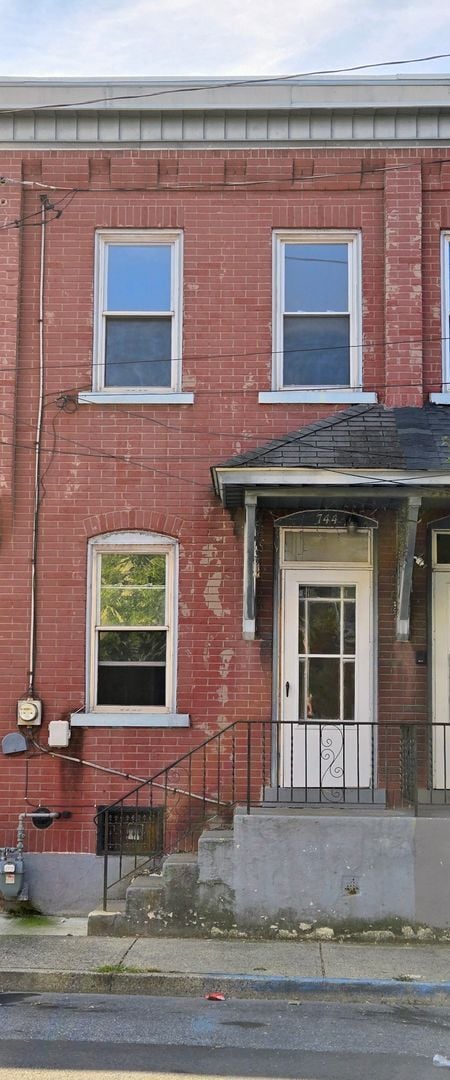 Building Photo - 744 E 5th St