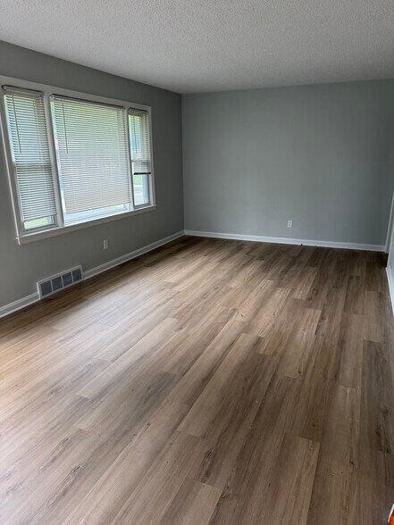 Building Photo - 5010 N Elmwood Ave
