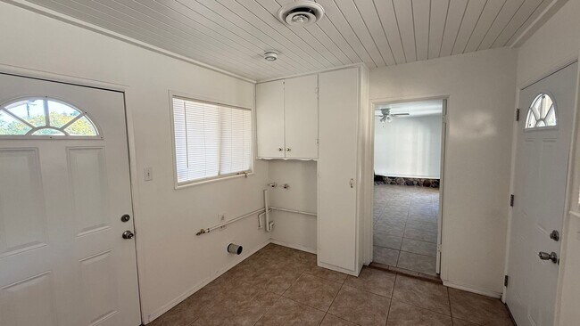 Building Photo - ***JUST REDUCED!!!*** 5-Bedroom Family Home with Large Yard & Prime Location in Visalia