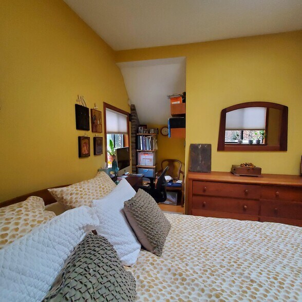Bedroom with nook - 191 Elliot St