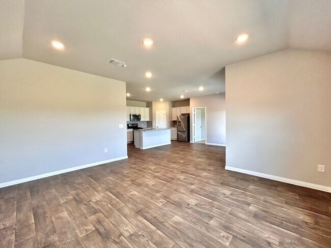Building Photo - Beautiful 3/BR 2/BA Home with Upgraded Kit...