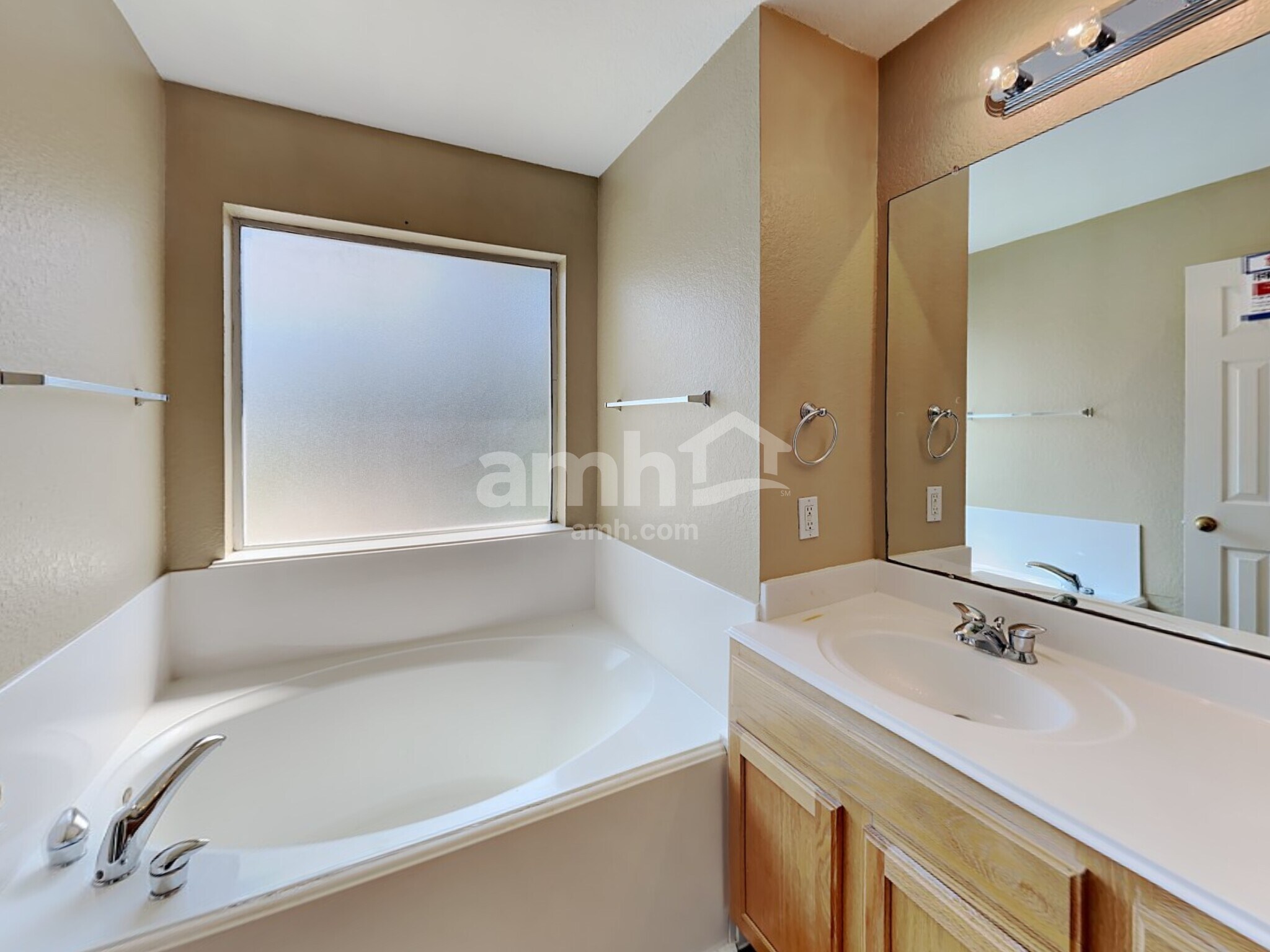 Building Photo - 3413 Stratford Dr