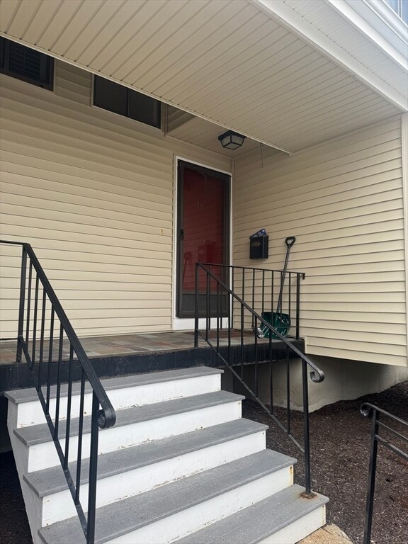 Building Photo - 909 Pleasant St