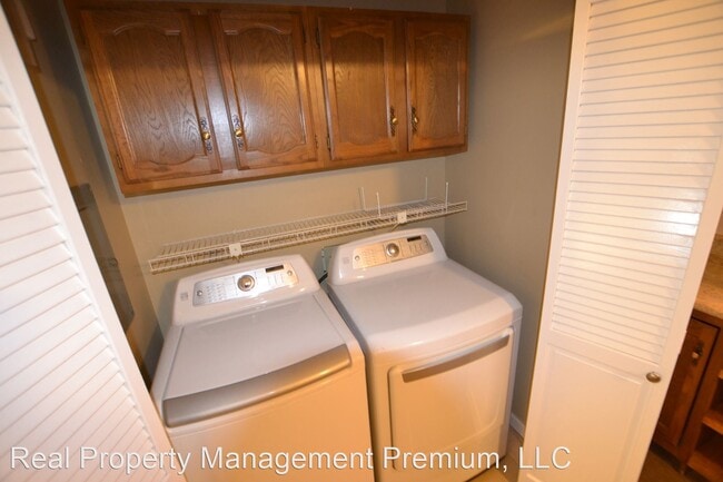 Building Photo - 3 br, 2.5 bath House - 2448 Shadowbrook Dr