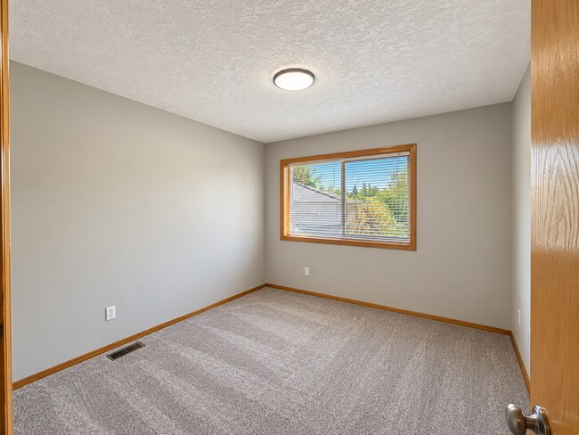 Building Photo - 339 SE 43rd Ave