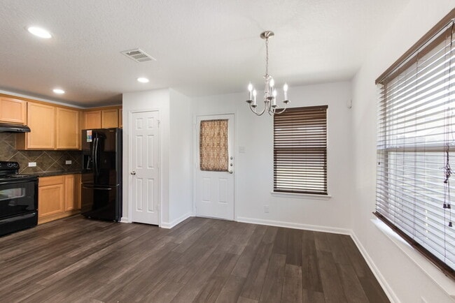 Building Photo - Beautiful 3 BR/2 bath home in Avery Park ready for immediate move in!