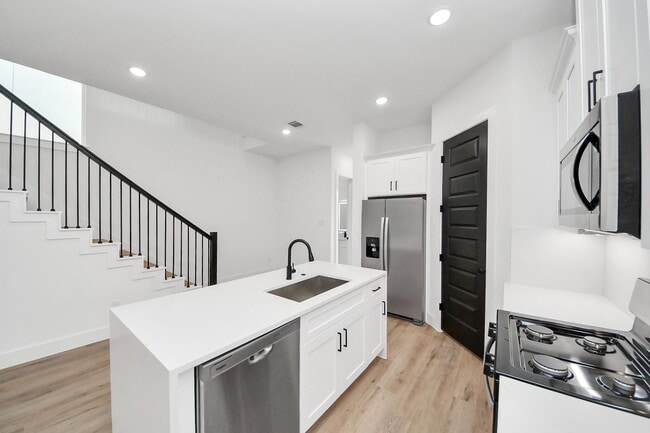 Building Photo - 3308 Hardy St