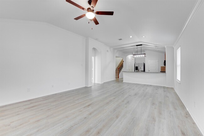 Building Photo - 2410 Lakecrest Town Dr