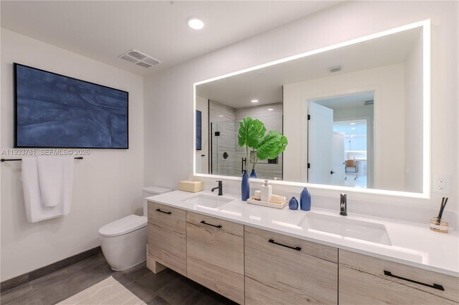 Building Photo - 333 N New River Dr E