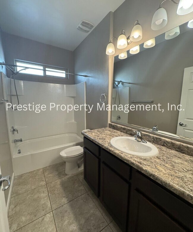 Building Photo - Spacious 4+Den/3 Northwest Home!