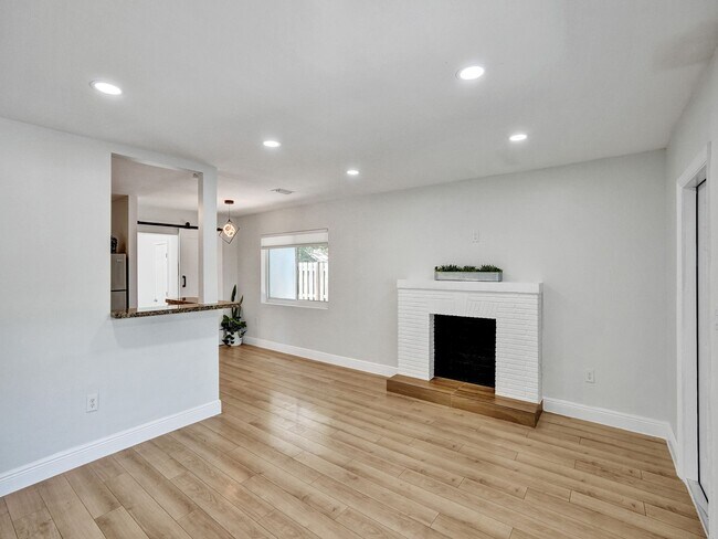 Building Photo - 1713 NE 15th Ave