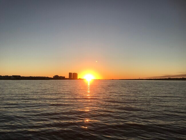 Building Photo - 1329 W Lagoon Ave