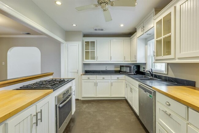 Building Photo - 1300 Crestwood Rd