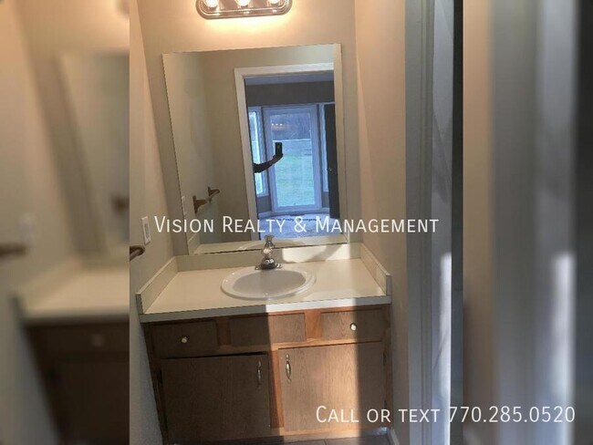 Building Photo - 3BR/2BA Duplex Home